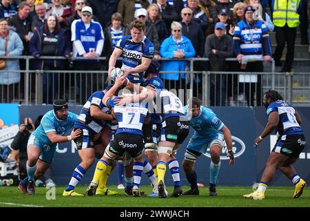 Bath, UK. März 2024. Bath fängt ein Line-in während des Gallagher Premiership Rugby-Spiels zwischen Bath Rugby und Sale Sharks am 24. März 2024 auf dem Recreation Ground in Bath, Vereinigtes Königreich. Foto von Scott Boulton. Nur redaktionelle Verwendung, Lizenz für kommerzielle Nutzung erforderlich. Keine Verwendung bei Wetten, Spielen oder Publikationen eines einzelnen Clubs/einer Liga/eines Spielers. Quelle: UK Sports Pics Ltd/Alamy Live News Stockfoto