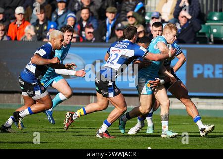 Bath, UK. März 2024. Cameron Redpath of Bath Rugby bekämpft Arron Reed of Sale Sharks während des Gallagher Premiership Rugby Matches zwischen Bath Rugby und Sale Sharks am 24. März 2024. Foto von Scott Boulton. Nur redaktionelle Verwendung, Lizenz für kommerzielle Nutzung erforderlich. Keine Verwendung bei Wetten, Spielen oder Publikationen eines einzelnen Clubs/einer Liga/eines Spielers. Quelle: UK Sports Pics Ltd/Alamy Live News Stockfoto