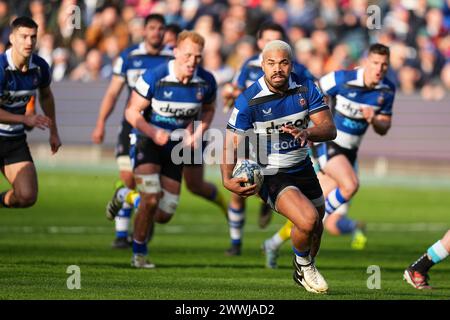 Bath, UK. März 2024. Ollie Lawrence von Bath Rugby macht einen Lauf während des Gallagher Premiership Rugby Matches zwischen Bath Rugby und Sale Sharks am 24. März 2024. Foto von Scott Boulton. Nur redaktionelle Verwendung, Lizenz für kommerzielle Nutzung erforderlich. Keine Verwendung bei Wetten, Spielen oder Publikationen eines einzelnen Clubs/einer Liga/eines Spielers. Quelle: UK Sports Pics Ltd/Alamy Live News Stockfoto