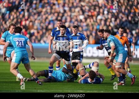 Bath, UK. März 2024. Will Muir von Bath Rugby versucht, während des Gallagher Premiership Rugby-Spiels zwischen Bath Rugby und Sale Sharks am 24. März 2024 im Recreation Ground, Bath, Großbritannien, eine Pause mit dem Ball zu machen. Foto von Scott Boulton. Nur redaktionelle Verwendung, Lizenz für kommerzielle Nutzung erforderlich. Keine Verwendung bei Wetten, Spielen oder Publikationen eines einzelnen Clubs/einer Liga/eines Spielers. Quelle: UK Sports Pics Ltd/Alamy Live News Stockfoto