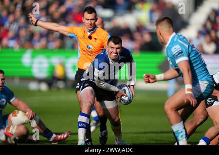 Bath, UK. März 2024. Ben Spencer von Bath Rugby während des Gallagher Premiership Rugby Spiels zwischen Bath Rugby und Sale Sharks am 24. März 2024. Foto von Scott Boulton. Nur redaktionelle Verwendung, Lizenz für kommerzielle Nutzung erforderlich. Keine Verwendung bei Wetten, Spielen oder Publikationen eines einzelnen Clubs/einer Liga/eines Spielers. Quelle: UK Sports Pics Ltd/Alamy Live News Stockfoto