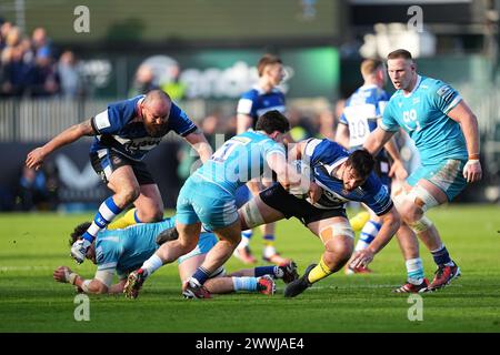 Bath, UK. März 2024. Raffi Quirke von Sale Sharks bekämpft Jaco Coetzee von Bath Rugby während des Gallagher Premiership Rugby Matches zwischen Bath Rugby und Sale Sharks am 24. März 2024. Foto von Scott Boulton. Nur redaktionelle Verwendung, Lizenz für kommerzielle Nutzung erforderlich. Keine Verwendung bei Wetten, Spielen oder Publikationen eines einzelnen Clubs/einer Liga/eines Spielers. Quelle: UK Sports Pics Ltd/Alamy Live News Stockfoto