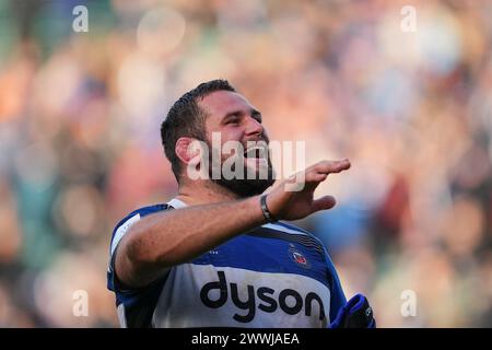 Bath, UK. März 2024. Quinn Roux von Bath Rugby jubelt die Menge während des Gallagher Premiership Rugby Matches zwischen Bath Rugby und Sale Sharks am 24. März 2024 an. Foto von Scott Boulton. Nur redaktionelle Verwendung, Lizenz für kommerzielle Nutzung erforderlich. Keine Verwendung bei Wetten, Spielen oder Publikationen eines einzelnen Clubs/einer Liga/eines Spielers. Quelle: UK Sports Pics Ltd/Alamy Live News Stockfoto