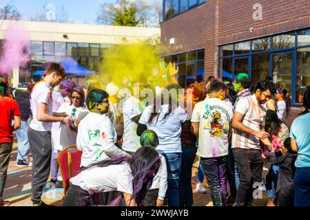 London, Großbritannien. März 2024. Die britisch-indische Gemeinde feierte eine Holi-Party in West-London. Quelle: Sinai Noor/Alamy Live News Credit: Sinai Noor/Alamy Live News Stockfoto