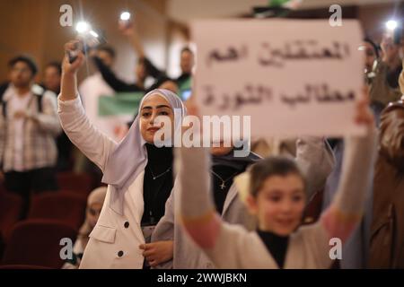 Gaziante, Turkiye. März 2024. Gaziantep, Turkiye. 24. März 2024. Im Stadttheater Åžahinbey in Gaziantep findet eine Zeremonie zum 13. Jahrestag der syrischen Revolution statt. Die Veranstaltung wurde von der syrischen Studentenschaft in Gaziantep in Zusammenarbeit mit der syrischen Gemeinschaft in Gaziantep organisiert. Quelle: ZUMA Press, Inc./Alamy Live News Stockfoto