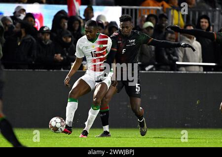 ALMERE - (l-r) Anfernee Dijksteel aus Suriname, Marvin Bellance aus Martinique während des Freundschaftsspiels zwischen Suriname und Martinique im Almere City FC Stadium am 24. März 2024 in Almere, Niederlande. ANP | Hollandse Hoogte | GERRIT VAN COLOGNE Stockfoto