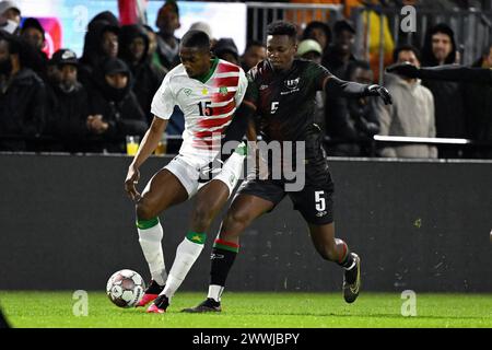 ALMERE - (l-r) Anfernee Dijksteel aus Suriname, Marvin Bellance aus Martinique während des Freundschaftsspiels zwischen Suriname und Martinique im Almere City FC Stadium am 24. März 2024 in Almere, Niederlande. ANP | Hollandse Hoogte | GERRIT VAN COLOGNE Stockfoto