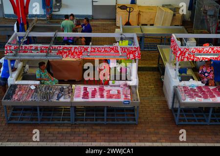 PAPEETE, TAHITI - 5. Dezember 2023 - Blick auf das Wahrzeichen Marche de Papeete, ein großer überdachter öffentlicher Markt, auf dem lokale Souvenirs, Kunsthandwerk und Speisen im Downtow verkauft werden Stockfoto