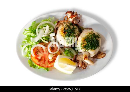 Gegrillter Tintenfisch mit Zitrone und Gemüse, Blick aus einem hohen Winkel Stockfoto