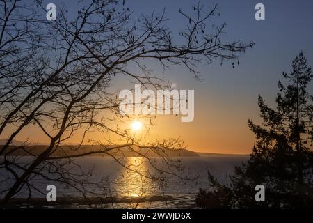 Sonnenuntergang im frühen Frühling vom Mabana Beach auf Camano Island, WA USA Stockfoto