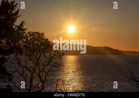 Sonnenuntergang im frühen Frühling vom Mabana Beach auf Camano Island, WA USA Stockfoto
