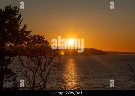 Sonnenuntergang im frühen Frühling vom Mabana Beach auf Camano Island, WA USA Stockfoto