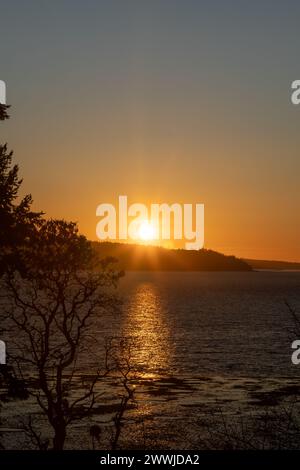 Sonnenuntergang im frühen Frühling vom Mabana Beach auf Camano Island, WA USA Stockfoto