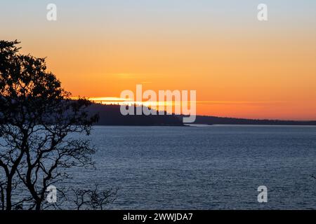Sonnenuntergang im frühen Frühling vom Mabana Beach auf Camano Island, WA USA Stockfoto