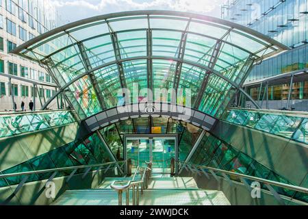 Eintritt zur U-Bahn Brüssel, Belgien. Der massive Eingang zur U-Bahn-Station des Europäischen Parlaments. Brussel Place du Leopold Brussel Belgie Copyright: XGuidoxKoppesx Stockfoto