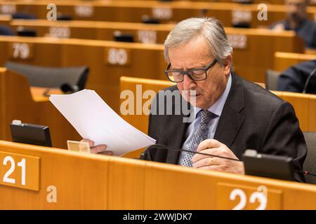 Herr Jean-Claude Juncker Europäisches Parlament, Brüssel, Herr Jean-Claude Juncker, Präsident und Vorsitzender der Europäischen Kommission, bereiten sich in seiner Bank im EuroPar auf die Eröffnung der Plenarsitzung am 24. Februar 2016 vor. Brüssel Europäisches Parlament, Place du Le Brussel Belgie Copyright: XGuidoxKoppesx Stockfoto