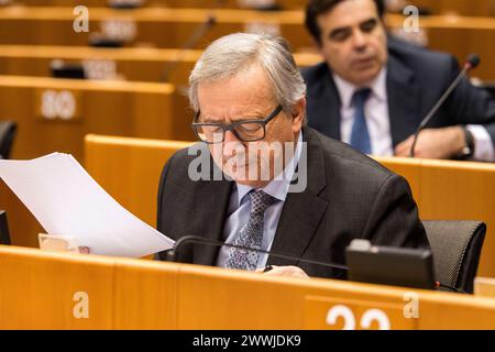 Herr Jean-Claude Juncker Europäisches Parlament, Brüssel, Herr Jean-Claude Juncker, Präsident und Vorsitzender der Europäischen Kommission, bereiten sich in seiner Bank im EuroPar auf die Eröffnung der Plenarsitzung am 24. Februar 2016 vor. Brüssel Europäisches Parlament, Place du Le Brussel Belgie Copyright: XGuidoxKoppesx Stockfoto