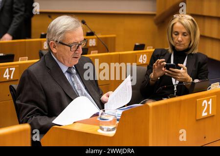 Herr Jean-Claude Juncker Europäisches Parlament, Brüssel, Herr Jean-Claude Juncker, Präsident und Vorsitzender der Europäischen Kommission, bereiten sich in seiner Bank im EuroPar auf die Eröffnung der Plenarsitzung am 24. Februar 2016 vor. Brüssel Europäisches Parlament, Place du Le Brussel Belgie Copyright: XGuidoxKoppesx Stockfoto