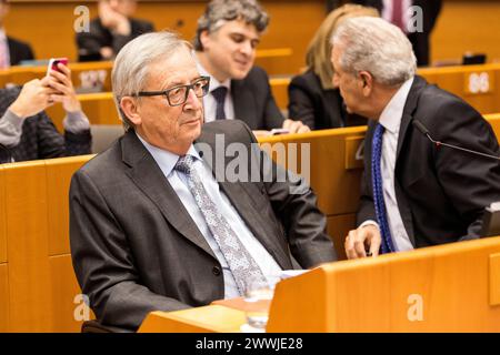 Jean-Claude Juncker Europäisches Parlament, Brüssel, Jean-Claude Juncker, Präsident und Vorsitzender der Europäischen Kommission, warten auf die Eröffnung der Plenarsitzung am 24. Februar 2016 in seiner Bank im EuroPar. Brüssel Europäisches Parlament, Place du Le Brussel Belgie Copyright: XGuidoxKoppesx Stockfoto