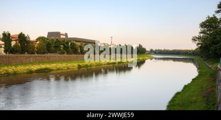 Uhgorod, ukraine - 11. JUN 2017: Stadtbild mit Fluss uzh. Deichung der Innenstadt mit Theater auf der anderen Küste in der Ferne. Sonniger Sommer Stockfoto