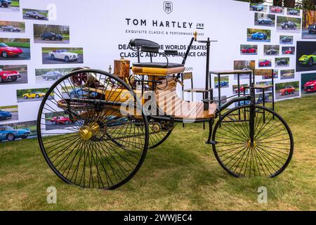 1886 Benz Patent-Motorwagen auf der Automobilausstellung Salon Privé Concours d’Elégance im Schloss Blenheim. Stockfoto