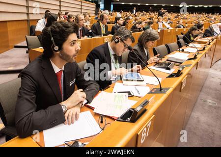 Europäische Kommission unterstützt Europäisches Parlament. Mitarbeiter und Assistenten der Europäischen Kommission, die während der Plenarsitzung am 24. Februar 2016 von ihren Sitzen und Bänken aus arbeiten. Brüssel Europäisches Parlament, Place du Le Brussel Belgie Copyright: XGuidoxKoppesx Stockfoto