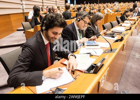 Europäische Kommission unterstützt Europäisches Parlament. Mitarbeiter und Assistenten der Europäischen Kommission, die während der Plenarsitzung am 24. Februar 2016 von ihren Sitzen und Bänken aus arbeiten. Brüssel Europäisches Parlament, Place du Le Brussel Belgie Copyright: XGuidoxKoppesx Stockfoto