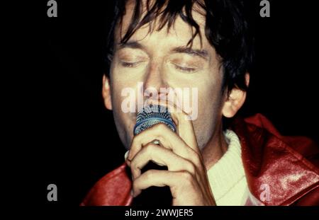 JARVIS COCKER, READING FESTIVAL, 1999: Jarvis Cocker of Pulp singt als Gastkünstler mit der Band The All Seeing I am Reading Festival, Reading, UK am 28. August 1999. Foto: Rob Watkins. INFO: The All Seeing I, eine britische elektronische Musikgruppe, entstand in den 90er Jahren mit ihrem eklektischen Sound, der Tanz, Pop und experimentelle Elemente miteinander verbindet. Hits wie „Beat Goes On“ zeigten ihren innovativen Ansatz und brachten ihnen Anerkennung als Pioniere der britischen elektronischen Musikszene ein. Stockfoto