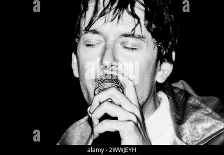 JARVIS COCKER, READING FESTIVAL, 1999: Jarvis Cocker of Pulp singt als Gastkünstler mit der Band The All Seeing I am Reading Festival, Reading, UK am 28. August 1999. Foto: Rob Watkins. INFO: The All Seeing I, eine britische elektronische Musikgruppe, entstand in den 90er Jahren mit ihrem eklektischen Sound, der Tanz, Pop und experimentelle Elemente miteinander verbindet. Hits wie „Beat Goes On“ zeigten ihren innovativen Ansatz und brachten ihnen Anerkennung als Pioniere der britischen elektronischen Musikszene ein. Stockfoto