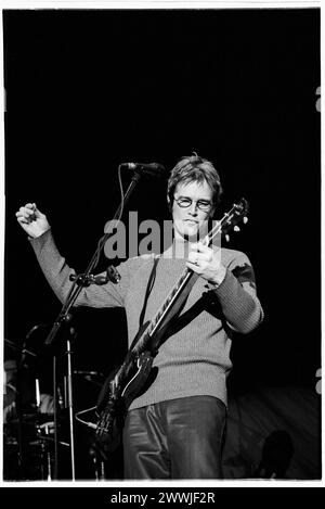 DAN WILSON, SEMISONIC, KONZERT, 2001: Dan Wilson von der Minneapolis-Band Semisonic spielt live auf dem Höhepunkt ihrer Bekanntheit in der Cardiff International Arena CIA in Cardiff, Wales, Großbritannien am 14. Februar 2001. Foto: Rob Watkins. INFO: Semisonic, eine US-amerikanische Rockband, die 1995 in Minneapolis, Minnesota gegründet wurde, erlangte mit Hits wie „Closing Time“ Bekanntheit. Ihre ansteckenden Melodien und introspektiven Texte klingen bei Zuschauern auf der ganzen Welt. Stockfoto