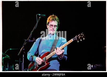 DAN WILSON, SEMISONIC, KONZERT, 2001: Dan Wilson von der Minneapolis-Band Semisonic spielt live auf dem Höhepunkt ihrer Bekanntheit in der Cardiff International Arena CIA in Cardiff, Wales, Großbritannien am 14. Februar 2001. Foto: Rob Watkins. INFO: Semisonic, eine US-amerikanische Rockband, die 1995 in Minneapolis, Minnesota gegründet wurde, erlangte mit Hits wie „Closing Time“ Bekanntheit. Ihre ansteckenden Melodien und introspektiven Texte klingen bei Zuschauern auf der ganzen Welt. Stockfoto