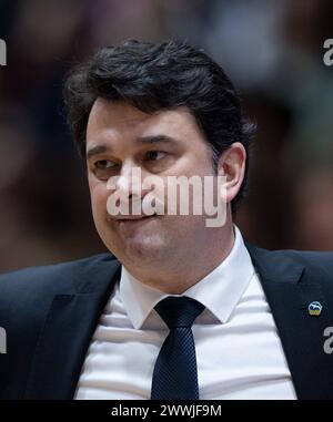 Chemnitz, Deutschland. März 2024. Basketball, Bundesliga, Niners Chemnitz - Alba Berlin, Hauptrunde, Spieltag 25, Chemnitz Arena. Der Alba-Trainer Israel González reagiert auf die Seitenlinie. Quelle: Hendrik Schmidt/dpa/Alamy Live News Stockfoto