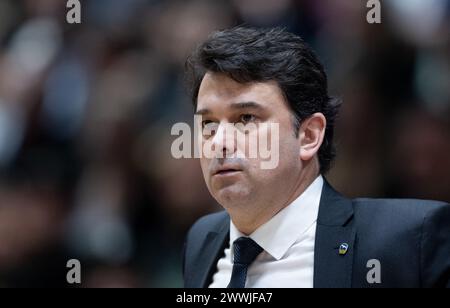 Chemnitz, Deutschland. März 2024. Basketball, Bundesliga, Niners Chemnitz - Alba Berlin, Hauptrunde, Spieltag 25, Chemnitz Arena. Der Alba-Trainer Israel González reagiert auf die Seitenlinie. Quelle: Hendrik Schmidt/dpa/Alamy Live News Stockfoto