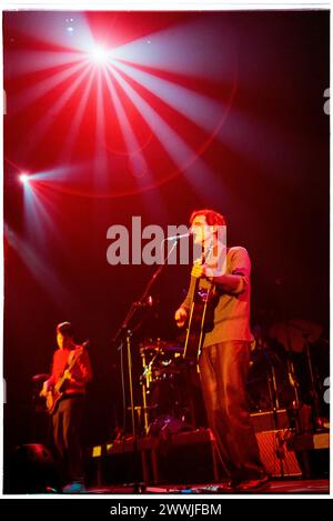 DAN WILSON, SEMISONIC, KONZERT, 2001: Dan Wilson von der Minneapolis-Band Semisonic spielt live auf dem Höhepunkt ihrer Bekanntheit in der Cardiff International Arena CIA in Cardiff, Wales, Großbritannien am 14. Februar 2001. Foto: Rob Watkins. INFO: Semisonic, eine US-amerikanische Rockband, die 1995 in Minneapolis, Minnesota gegründet wurde, erlangte mit Hits wie „Closing Time“ Bekanntheit. Ihre ansteckenden Melodien und introspektiven Texte klingen bei Zuschauern auf der ganzen Welt. Stockfoto