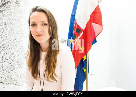 Werbung für junge Frau mit Landesflaggen Europäisches Parlament, Brüssel. Junge, attraktive Brünette, die vor ihren Gibraltar-Landflaggen im Parlamentsgebäude sitzt. Brüssel Europäisches Parlament, Place du Le Brussel Belgie Copyright: XGuidoxKoppesx Stockfoto