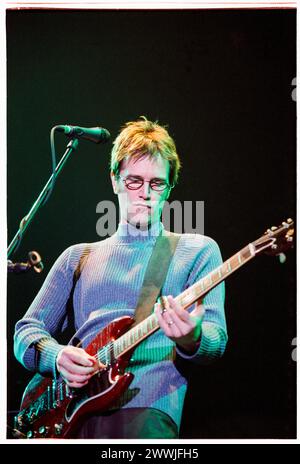 DAN WILSON, SEMISONIC, KONZERT, 2001: Dan Wilson von der Minneapolis-Band Semisonic spielt live auf dem Höhepunkt ihrer Bekanntheit in der Cardiff International Arena CIA in Cardiff, Wales, Großbritannien am 14. Februar 2001. Foto: Rob Watkins. INFO: Semisonic, eine US-amerikanische Rockband, die 1995 in Minneapolis, Minnesota gegründet wurde, erlangte mit Hits wie „Closing Time“ Bekanntheit. Ihre ansteckenden Melodien und introspektiven Texte klingen bei Zuschauern auf der ganzen Welt. Stockfoto