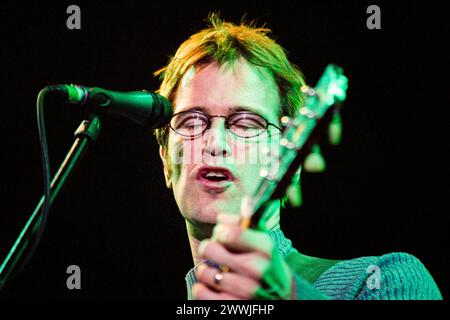 DAN WILSON, SEMISONIC, KONZERT, 2001: Dan Wilson von der Minneapolis-Band Semisonic spielt live auf dem Höhepunkt ihrer Bekanntheit in der Cardiff International Arena CIA in Cardiff, Wales, Großbritannien am 14. Februar 2001. Foto: Rob Watkins. INFO: Semisonic, eine US-amerikanische Rockband, die 1995 in Minneapolis, Minnesota gegründet wurde, erlangte mit Hits wie „Closing Time“ Bekanntheit. Ihre ansteckenden Melodien und introspektiven Texte klingen bei Zuschauern auf der ganzen Welt. Stockfoto