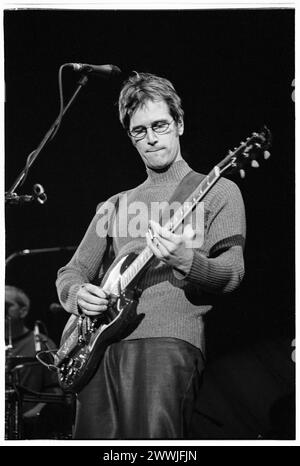 DAN WILSON, SEMISONIC, KONZERT, 2001: Dan Wilson von der Minneapolis-Band Semisonic spielt live auf dem Höhepunkt ihrer Bekanntheit in der Cardiff International Arena CIA in Cardiff, Wales, Großbritannien am 14. Februar 2001. Foto: Rob Watkins. INFO: Semisonic, eine US-amerikanische Rockband, die 1995 in Minneapolis, Minnesota gegründet wurde, erlangte mit Hits wie „Closing Time“ Bekanntheit. Ihre ansteckenden Melodien und introspektiven Texte klingen bei Zuschauern auf der ganzen Welt. Stockfoto