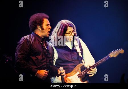 TOM JONES, HEIMKONZERT, 1998: Der 58-jährige walisische Sänger TOM JONES live in der Cardiff International Arena CIA in Cardiff, Wales, Großbritannien am 13. November 1998. Foto: Rob Watkins. INFO: Tom Jones, geboren 1940 in Wales, ist ein legendärer walisischer Sänger, der für seine kraftvolle Stimme und seine dynamische Bühnenpräsenz bekannt ist. Mit zeitlosen Hits wie „IT's Not Unusual“ und „Delilah“ hat Jones eine produktive Karriere in mehreren Genres genossen und seinen Status als kultiger Entertainer gestärkt. Stockfoto