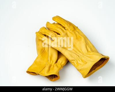 Gut benutzte Lederhandschuhe auf weiß Stockfoto
