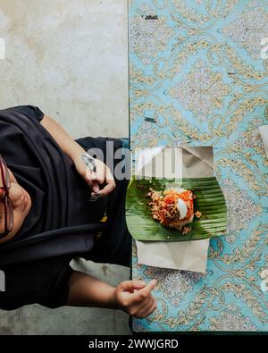 asiatisches Essen nasi Lemak auf Bananenblatt als Frühstück, Blick von oben Stockfoto