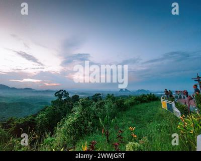 Blick vom Aussichtspunkt der Berge während des Sonnenaufgangs in Wang Kelian, Perlis, Malaysia. Stockfoto