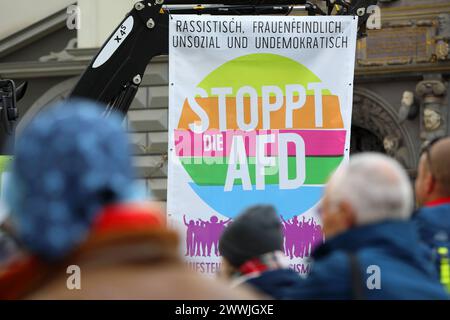 Gera gegen Rechts - Kundgebung gegen Rechtsextremismus - Gegen Rechte Terror in Deutschland - Deutschland, DE, DEU, Germany, Gera 23.03.2024 - Einige Hundert Menschen sind auf dem Marktplatz von Gera für Solidarität und gegen Rechtsextremismus zu einer Protestundgebung zusammengekommen. Außer den politischen Parteien haben sich auch Vereine, Sozialverbände und Kirchen an der Kundgebung mit Div. Infostände auf dem Martplatz beteiligt. Hauptauslöser der zahlreichen Demonstrationen in ganz Deutschland gegen die AfD sind die Recherchen von CORRECTIV Recherchen für die Gesellschaft gemeinnützige Stockfoto