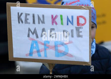 Gera gegen Rechts - Kundgebung gegen Rechtsextremismus - Gegen Rechte Terror in Deutschland - Deutschland, DE, DEU, Germany, Gera 23.03.2024 - Einige Hundert Menschen sind auf dem Marktplatz von Gera für Solidarität und gegen Rechtsextremismus zu einer Protestundgebung zusammengekommen. Außer den politischen Parteien haben sich auch Vereine, Sozialverbände und Kirchen an der Kundgebung mit Div. Infostände auf dem Martplatz beteiligt. Hauptauslöser der zahlreichen Demonstrationen in ganz Deutschland gegen die AfD sind die Recherchen von CORRECTIV Recherchen für die Gesellschaft gemeinnützige Stockfoto