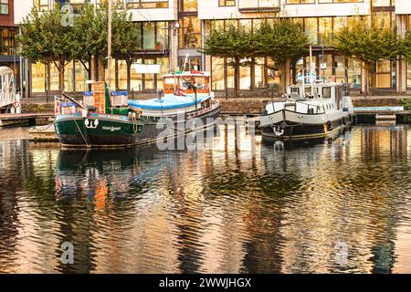 Barges vor einem modernen Gebäude am Grand Canal Dock. Dublin. Irland. Stockfoto