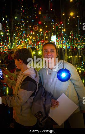 Frau und Junge in der Halle der Spiegel der Unendlichkeit. Kusama 2020 Stockfoto