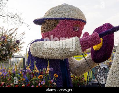 Noordwijkerhout, Niederlande - 21. April 2023: Blumenwagen vorbereitet für die abendliche beleuchtete Blumenparade Bollenstreek in Noordwijkerhout Stockfoto