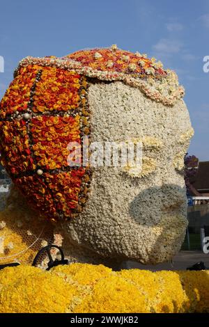 Noordwijkerhout, Niederlande - 21. April 2023: Kopf einer Frau aus Tulpen und Hyazinthen präsentiert vor der abendlichen beleuchteten Blumenparade Bol Stockfoto