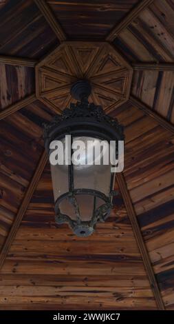 Antike Laterne Eleganz, Holzdecke Charme Stockfoto
