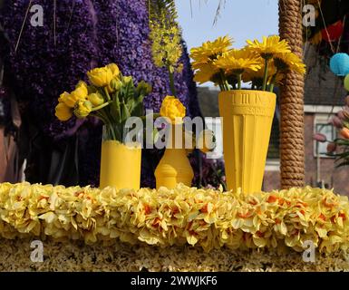 Noordwijkerhout, Niederlande - 21. April 2023: Blumendekorationen für die abendliche beleuchtete Blumenparade Bollenstreek in Noordwijkerhout vorbereitet Stockfoto